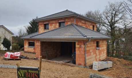 Pose et installation de de charpente fermette avec toiture ardoise sur une maison à Valentin